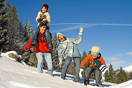 Winterurlaub in Bayern mit Schneeballschlacht